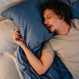 Храп и апноэ сна: когда тело сражается за каждый вдох