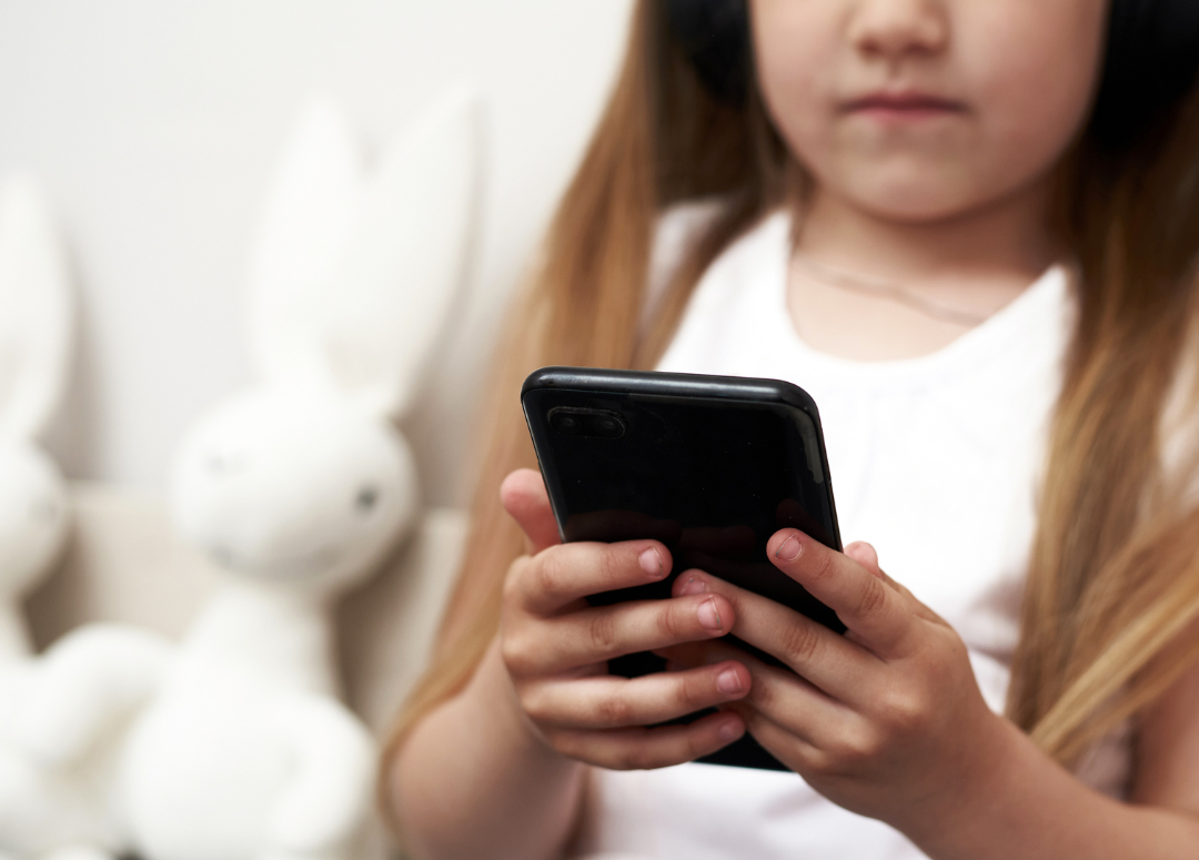 ребенок и смартфон_1.png